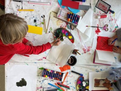 Kreativer Halloweenworkshop für Kinder