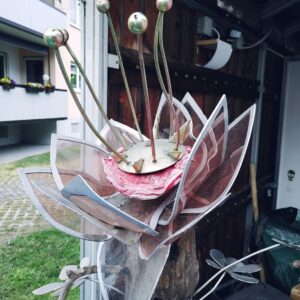 Metallblume Skulptur: Kunstvolles Design mit Kugeln und Blütenblättern. Gartendeko, Metallkunst, kreative Gestaltung.