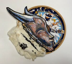 Abstrakte Kunst: Maske mit Hörnern, Fell und rundem Hintergrund. Wanddeko, Kunstobjekt, moderne Kunst.