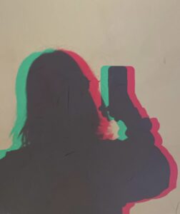 Schattenbild einer Person mit Handy. Rote und grüne Farbverschiebung. Handy-Foto.