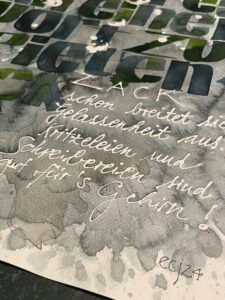 Abstrakte Kunst: Aquarell mit Text in Schwarz, Grün und Weiß. Kalligrafie und moderne Malerei.