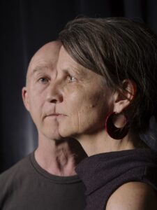 Porträt: Frau mit Ohrring und Mann. Paar-Foto, Nahaufnahme, ernster Blick.