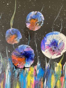 Abstrakte Malerei: Bunte Blumen auf schwarzem Hintergrund mit Farbtropfen und Sternen. Kunst, modern.