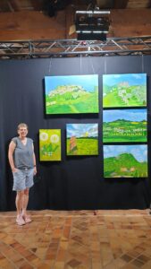 Kulturnacht Radolfzell: Frau vor Gemäldeausstellung. Kunstwerke mit Landschaftsmotiven.