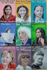 Porträts von Frauen: Malala, Neubauer, Thunberg, Amini, Merkel, Curie. Gemälde mit Botschaften zu Mut, Freiheit, Leben.