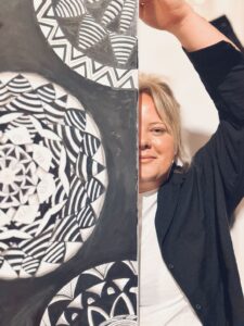 Frau mit Mandala Kunst. Schwarze und weiße Zeichnung, geometrische Muster. Kreatives Hobby, Kunsttherapie.