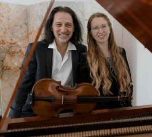 Musiker-Duo mit Violine und Cembalo. Konzert, klassische Musik, Musiker, Instrumente.