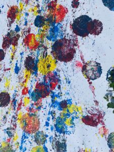 Abstrakte Kunst: Bunte Farbkleckse (Rot, Gelb, Blau) auf weißem Hintergrund. Kinderkunst, Malerei.