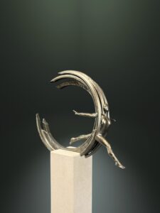 Bronze Skulptur einer Frau in einem Kreis, moderne Kunst auf einem Sockel.