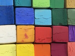Nahaufnahme von bunten Pastellkreiden für Künstler und Kunstbedarf.