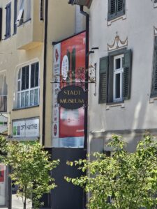 Radolfzell Kulturnacht: Fassade Stadtmuseum mit Schild und Fensterläden.