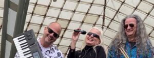 Band spielt an der Kulturnacht Radolfzell. Musiker mit Keyboard, Mikrofon und Schlagzeug.