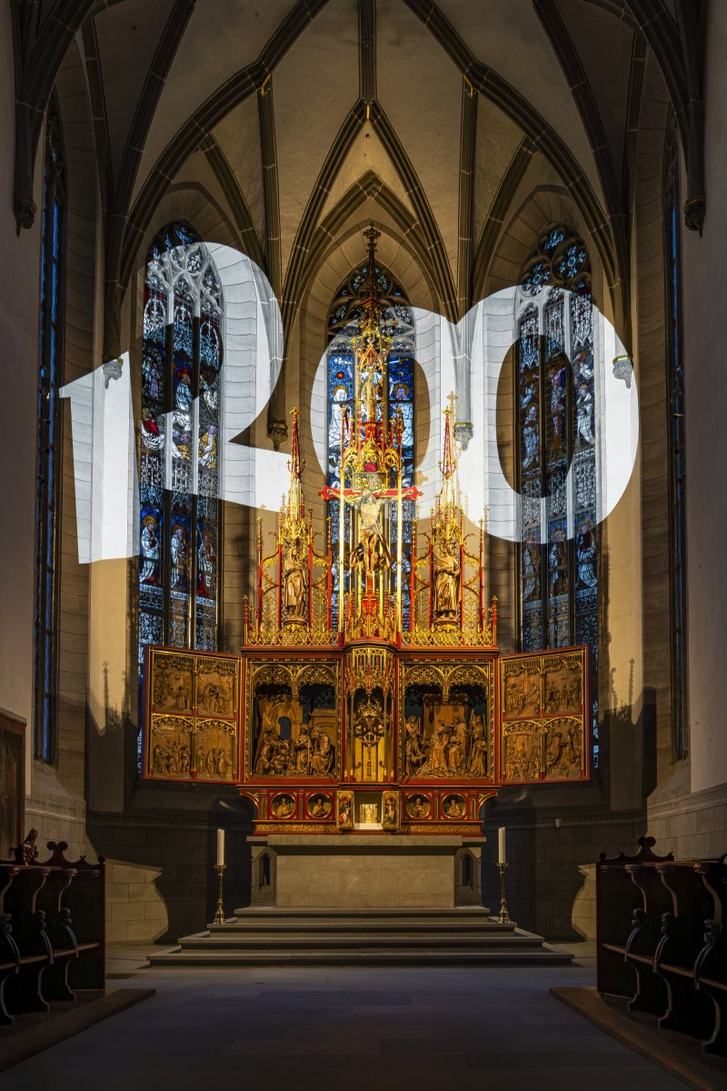 Innenraum der Kirche St. Wolfgang mit Altar und Glasfenstern. Gotische Architektur.