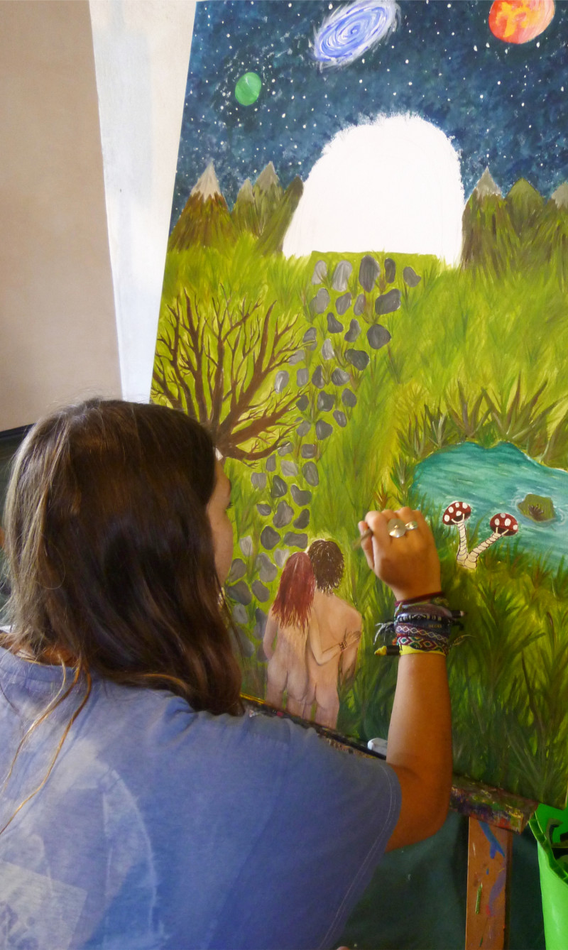 Künstlerin malt Gemälde: Paar, Natur, Galaxie. Acrylmalerei, Kunstprojekt.