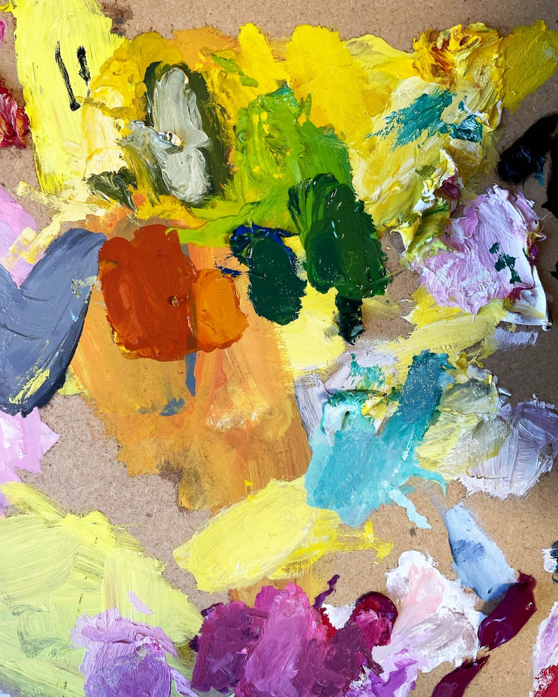 Farbpalette mit Ölfarben. Gelb, grün, rosa, orange und blau. Künstlerische Malerei.