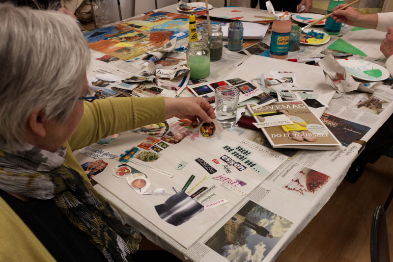 Kreativer Workshop: Collage erstellen. Frau klebt Bilder auf Tisch. Malen und Basteln mit Zeitschriften. DIY Kunstprojekt.