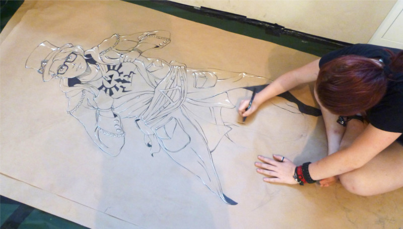 Frau zeichnet Zelda-Charakter. Zeichnung auf Papier, Kunstprojekt, Anime-Stil. Kreatives Hobby.