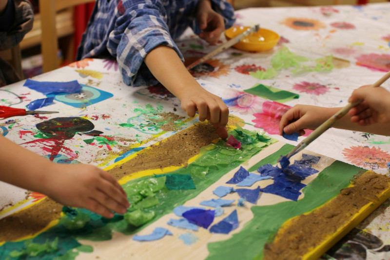 Kinder basteln mit Papier und Farbe. Kreativer Kunstunterricht in der Kita.