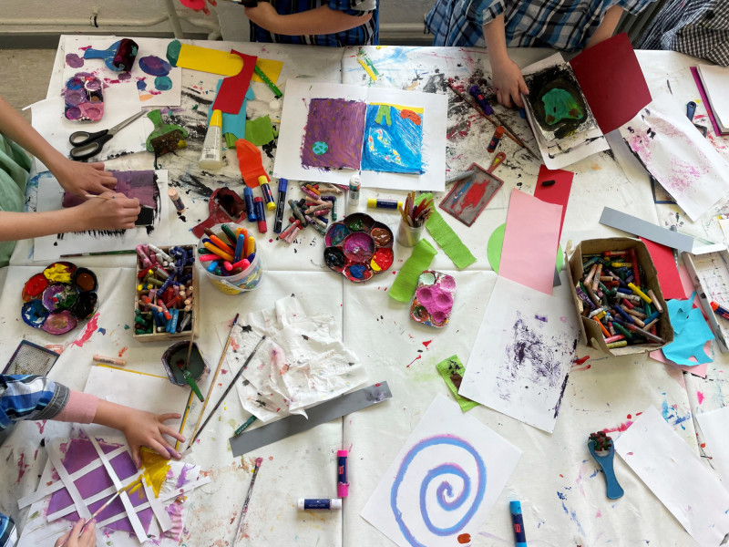 Kreativer Kindertisch: Malen, Basteln, Farben, Stifte, Papier. Kinderkunst, Kunstunterricht, Malkurs.