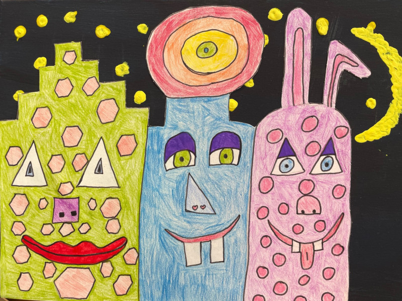 Kinderzeichnung mit drei bunten, phantasievollen Figuren und gelben Sternen auf schwarzem Nachthimmel.