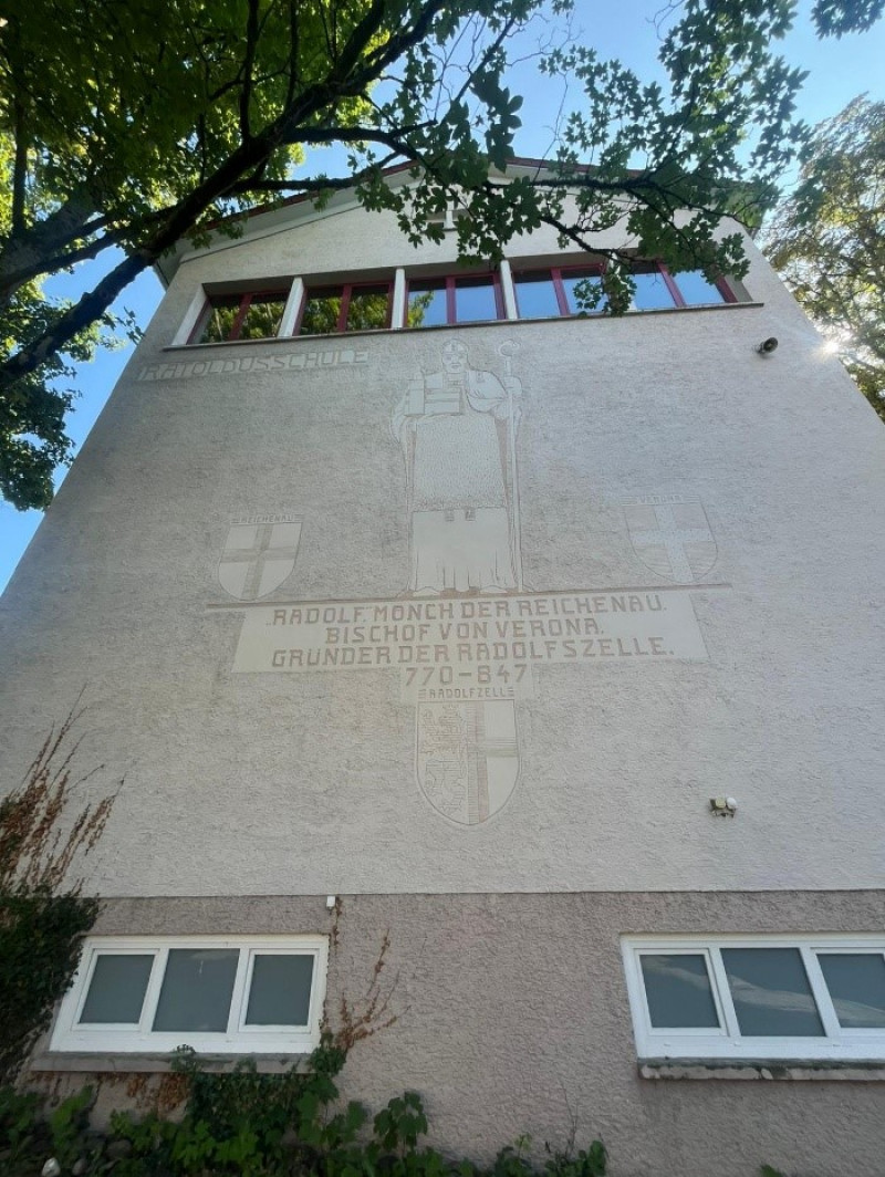 Radoldusschule Fassade mit Darstellung von Rudolf, Mönch und Bischof von Verona, Radolfzell. Architektur und Bildungseinrichtung.