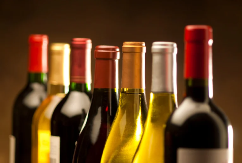 Verschiedene Weinflaschen: Rotwein, Weißwein. Auswahl edler Weine für Genießer und Weinliebhaber.