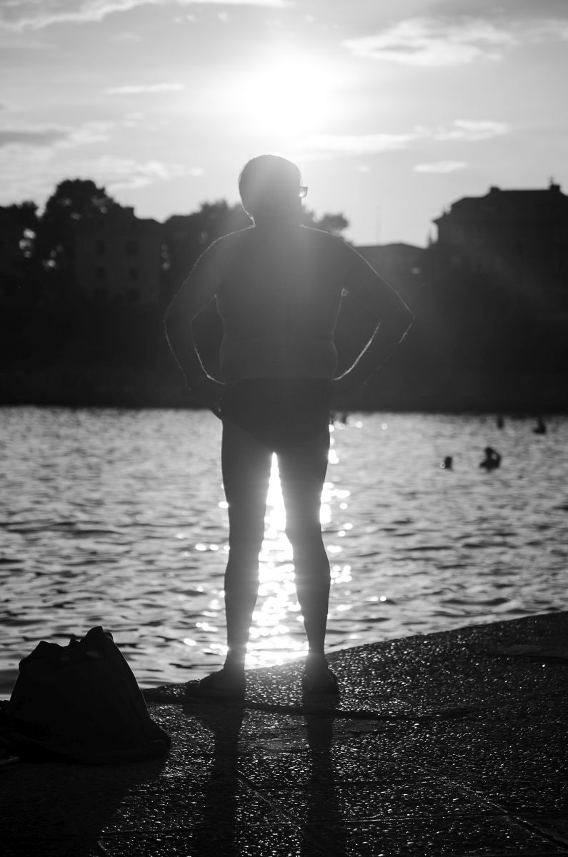 Bergfotograf mit Kamera in verschneiter Alpenlandschaft. Wanderer macht Fotos von Bergen.