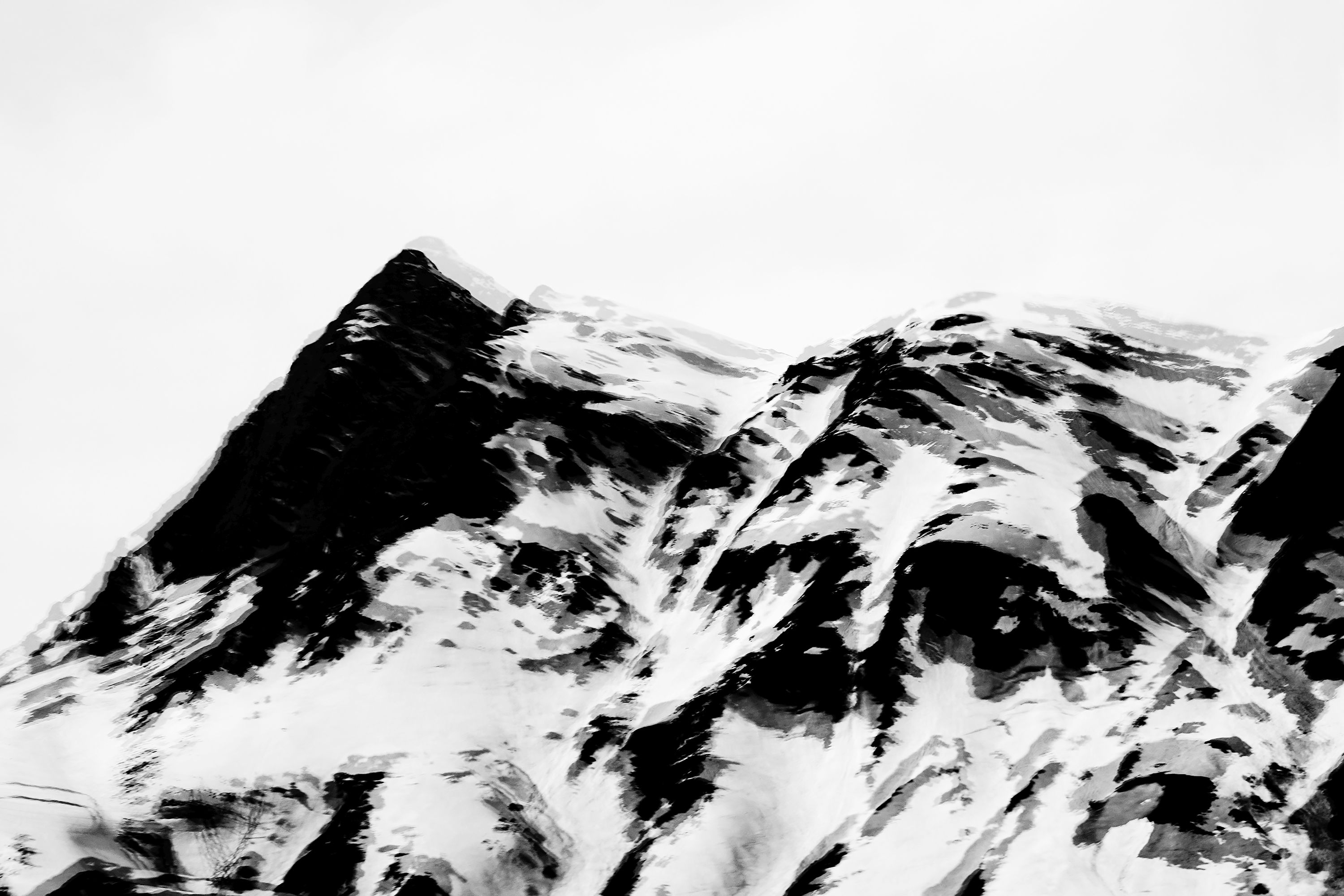 Bergfotograf mit Kamera in verschneiter Alpenlandschaft. Wanderer macht Fotos von Bergen.